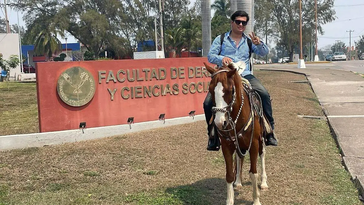 Estudiante de la UAT llega en caballo